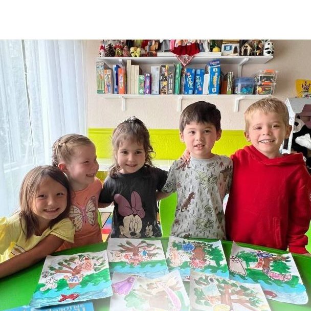 Дети показывают рисунки Золотой рыбки