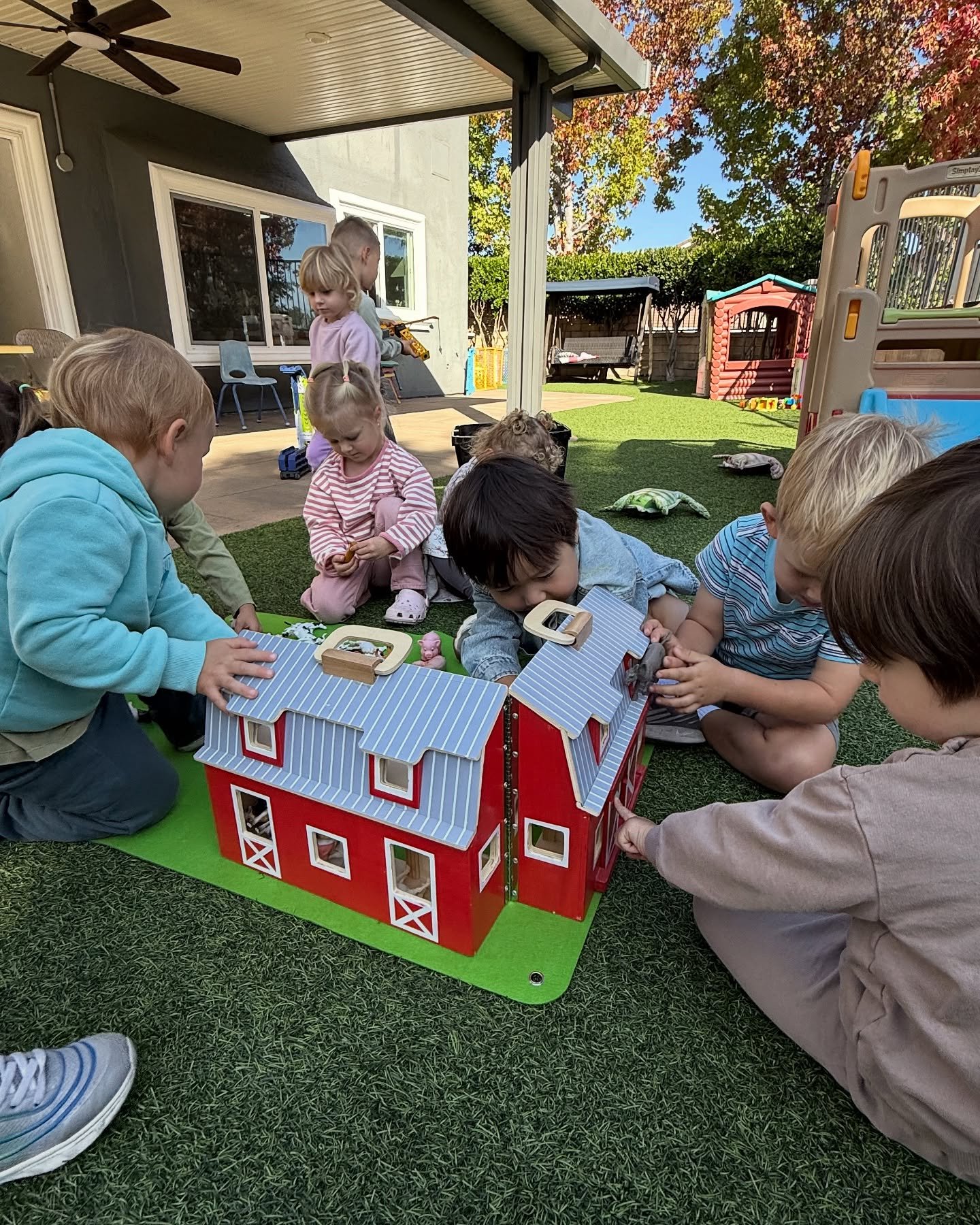 Дети Panda Daycare играют во дворе